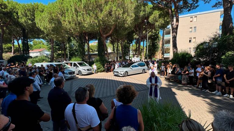 Gatteo, tanta commozione e piazzale pieno per l’addio a Claudio “Baio” Baiocchi