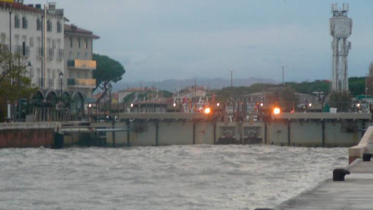 Maltempo in Romagna, vento, pioggia e fulmini. Cesenatico chiude le porte vinciane