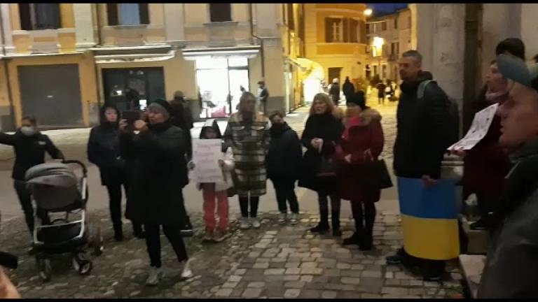 No alla guerra: gli ucraini di Cesena cantano l'inno in piazza - VIDEO