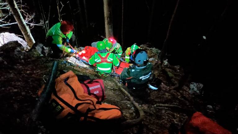 Alpinista disperso in Friuli a 10 gradi sotto zero: salvato nella notte dall’elicottero del 15° Stormo di Cervia VIDEO