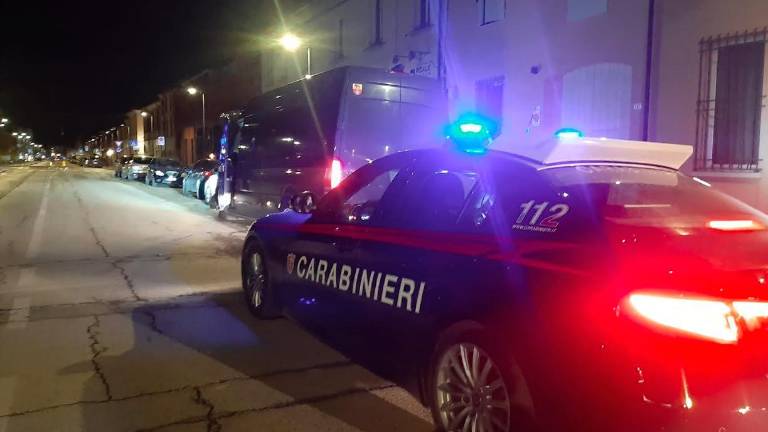 Bagnacavallo, morde il braccio di un cliente del bar per rubargli il cellulare, poi aggredisce i carabinieri