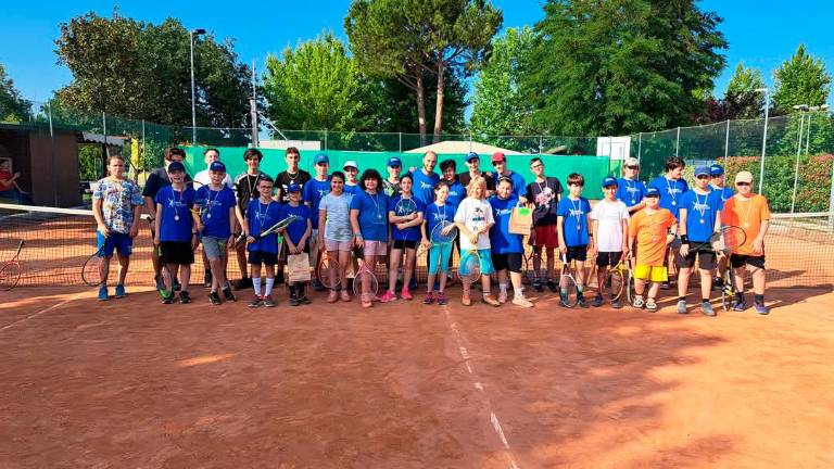 Un bel gruppo di giovanissimi agonisti del Tennis Club Coriano con il maestro Andrea Merli