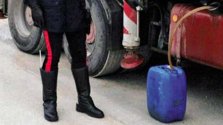 Massa Lombarda, cercano di rubare carburante e di corrompere carabinieri: arrestati