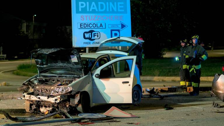 L’auto sfasciata su cui viaggiava il rapinatore in fuga da Cervia (Fotoservizio Massimo Fiorentini)