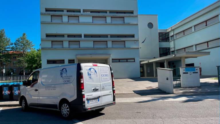 Cesena, ha un malore improvviso e muore davanti alla scuola