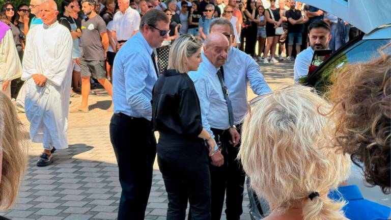 Gatteo, tanta commozione e piazzale pieno per l’addio a Claudio “Baio” Baiocchi