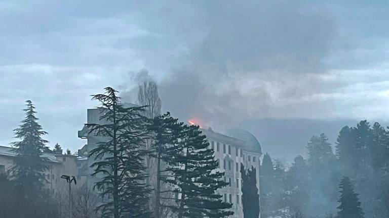 Incendio all’ex sanatorio di Acquapartita: fiamme domate dopo dieci ore