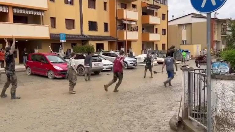Alluvione in Romagna: la partita di calcio di Cesena con gli stivali nel fango VIDEO