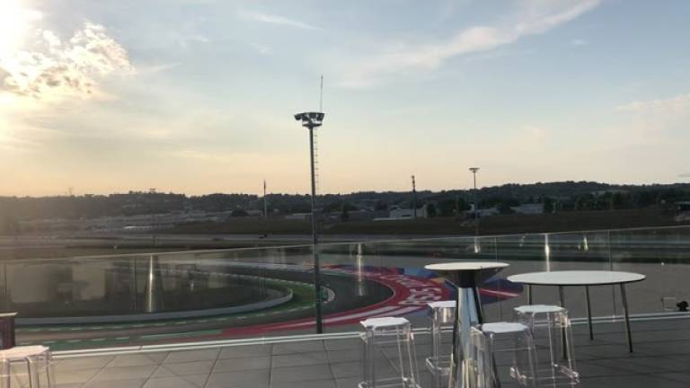MotoGp, la splendida vista dalla terrazza del Misano World Circuit VIDEO