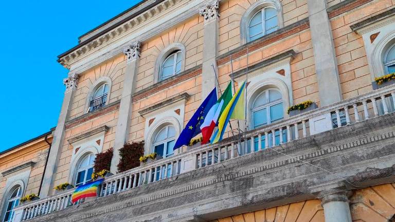 Bandiere a mezz’asta in municipio a Santarcangelo