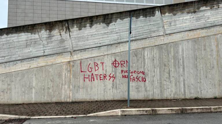 Rubicone, nuove scritte omofobe e neo fasciste a Gatteo e San Mauro: sdegno e denunce