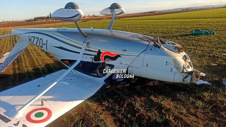 Atteraggio d’emergenza in un campo e l’aereo monomotore cappotta: miracolati due ventenni a Castel San Pietro