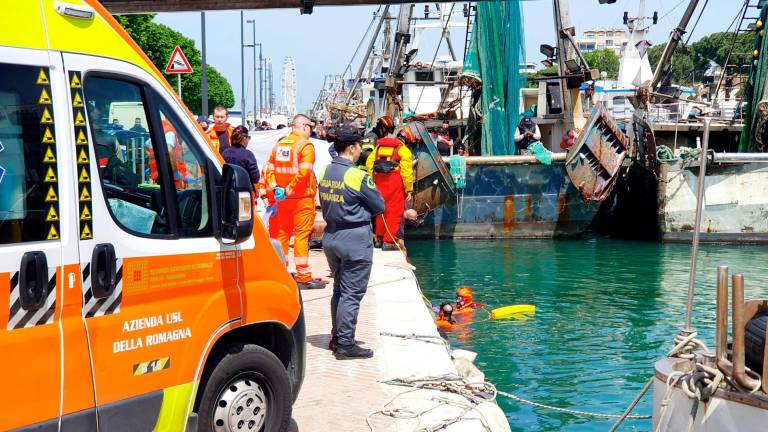 Rimini. Si getta nelle acque del porto canale con l’auto e muore. Il pescatore: “Così ho provato a salvarlo” VIDEO