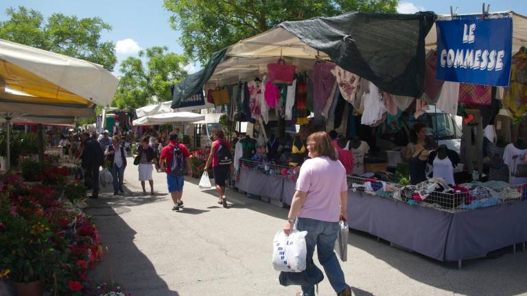 Ravenna, sempre meno ambulanti al mercato: perse 60 bancarelle in pochi anni