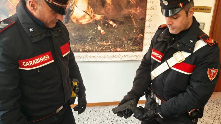 La pistola sequestrata dai Carabinieri