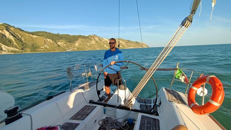 Navigazione a vela all’altezza di Fiorenzuola di Focara