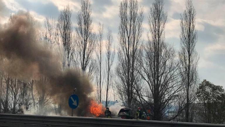 I vigili del fuoco di Rimini sono intervenuti per domare le fiamme che hanno distrutto la Maserati (immagini d’archivio)