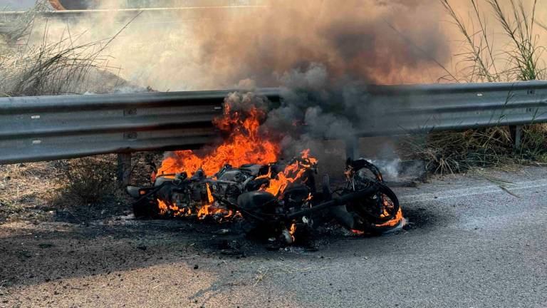 Incidente, incendio e maxi colonna di fumo in cielo: moto a fuoco sulla rampa dell’uscita 4 nella Secante a Cesena VIDEO