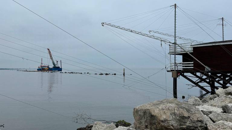 Cesenatico, il recupero del peschereccio dopo lo schianto sugli scogli VIDEO GALLERY