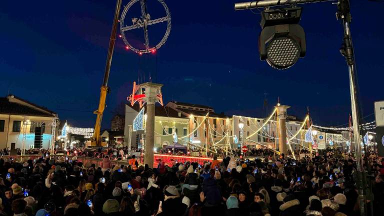 Cesenatico, una folla entusiasta per l’accensione delle luci del presepe galleggiante VIDEO GALLERY