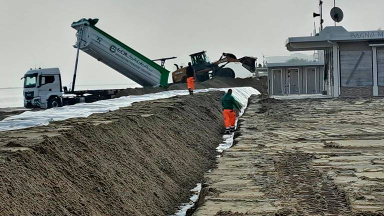 I lavori di costruzione della duna a Valverde di Cesenatico