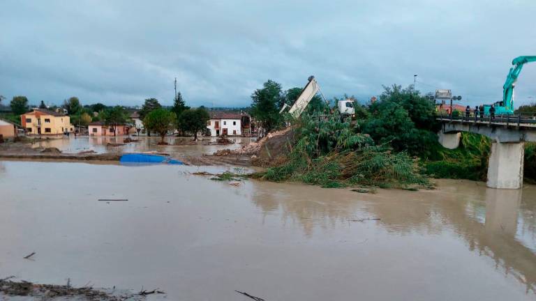 Maltempo in Romagna, dopo la falla nell’argine del Lamone ricostruito estesa la zona di evacuazione VIDEO