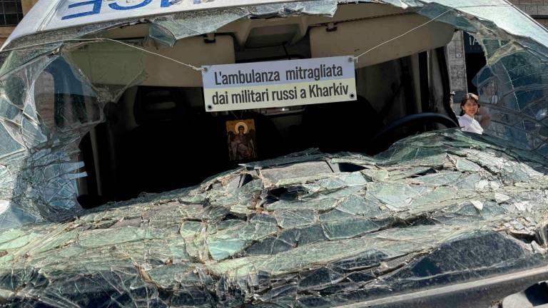 Cesena, ambulanza ucraina mitragliata arriva in piazza del Popolo per denunciare l’orrore della guerra e raccogliere fondi