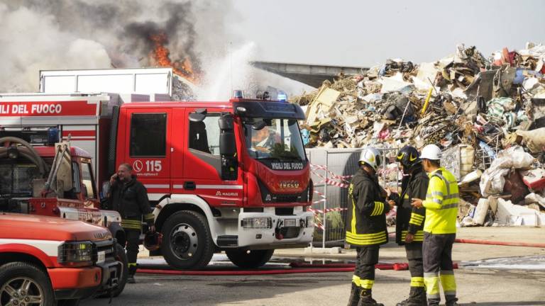 In fiamme i rifiuti degli alluvionati stoccati a Mezzano