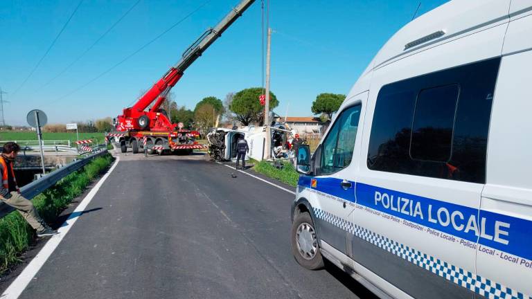 Un impatto a forte velocità, con l’auto che di fatto si è inserita nel camion. I rilievi della polizia locale