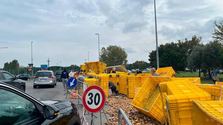 Riccione, si ribalta il Tir carico di patate: scatta la raccolta per riempire le borse VIDEO GALLERY