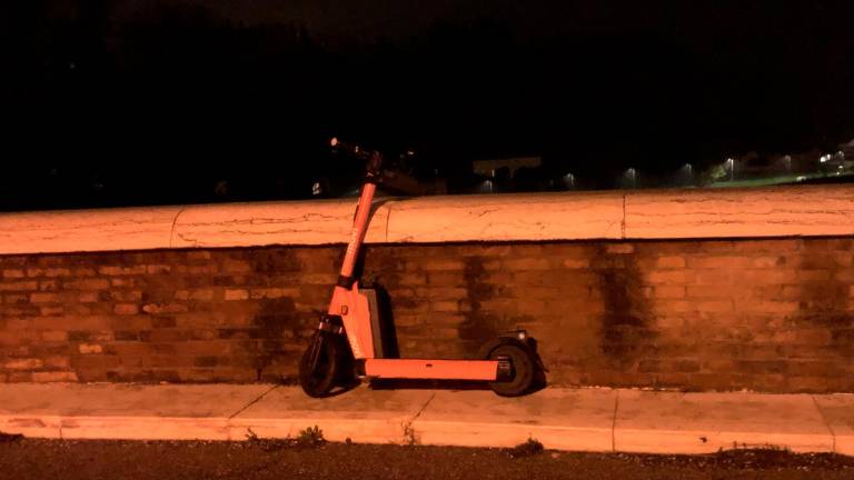 Cesena, parcheggia il monopattino in cima al Ponte Vecchio sul marciapiede e se ne va