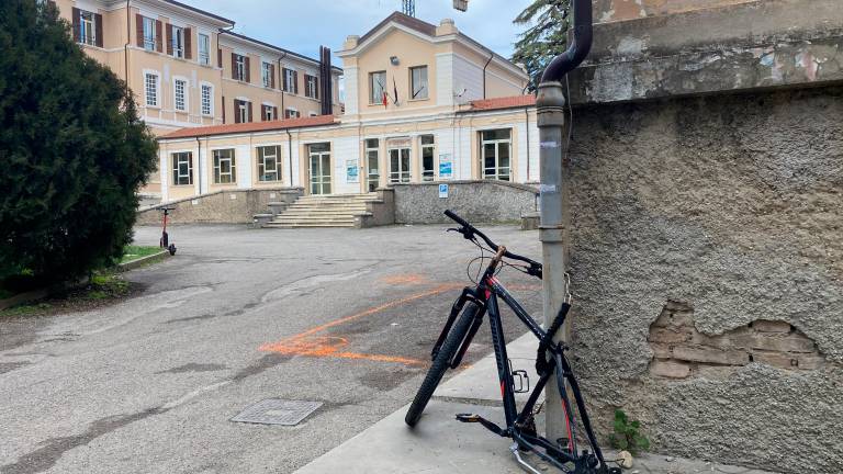 Una bici “cannibalizzata” nel cortile dell’Itt Pascal di Cesena