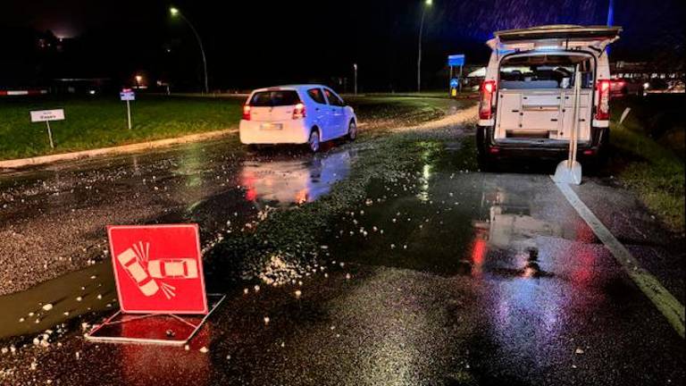 Carico di ghiaia perduto da un camion: sos nel traffico della via Emilia a Diegaro FOTOGALLERY