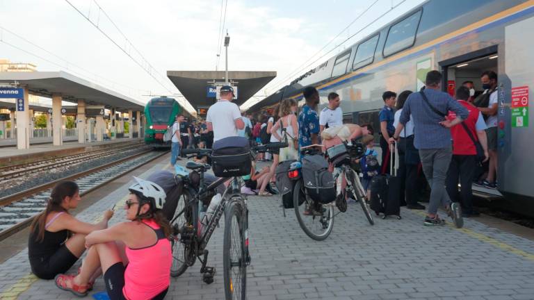 Ravenna, non ha il biglietto e aggredisce il capotreno: denunciato dai Carabinieri