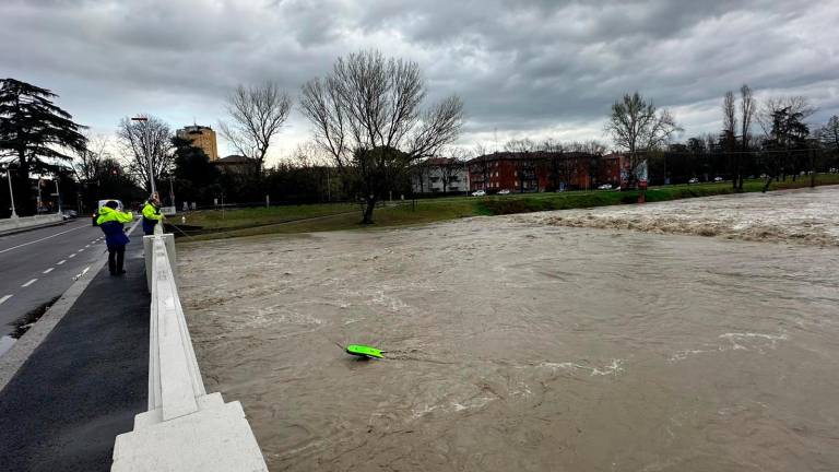 Maltempo in Romagna, fiumi oltre la soglia arancione, monitoraggi in corso, smottamenti in collina. Scuole, si attendono novità in tarda mattinata