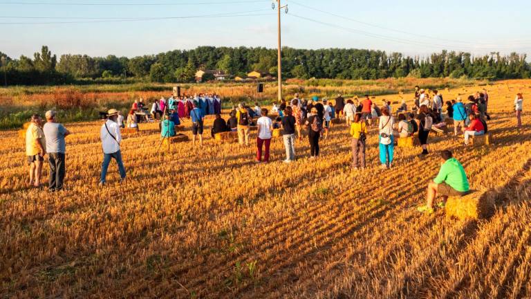 Cotignola, raccolta delle balle di paglia per costruire l’arena degli spettacoli