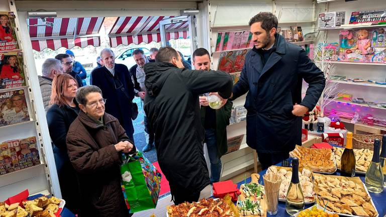 Giovane psicologo di Cesena fa rinascere dopo 8 anni e con tanti servizi in più, l’edicola di Villa Chiaviche - FOTOGALLERY