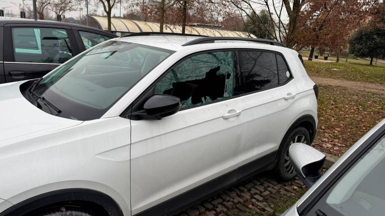 Ladri in azione nel parcheggio dietro alla stazione ferroviaria di Cesena: spaccati i finestrini di una ventina di vetture FOTOGALLERY