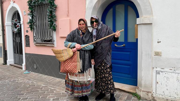 In centro torna “In viaggio con i Re Magi”; a lato la befana di Borgo Run nel Borgo San Giuliano e sopra in flyboard