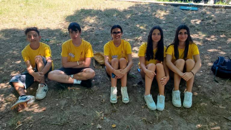 Ravenna, le magliette gialle al lavoro per rigenerare le panchine al parco John Lennon