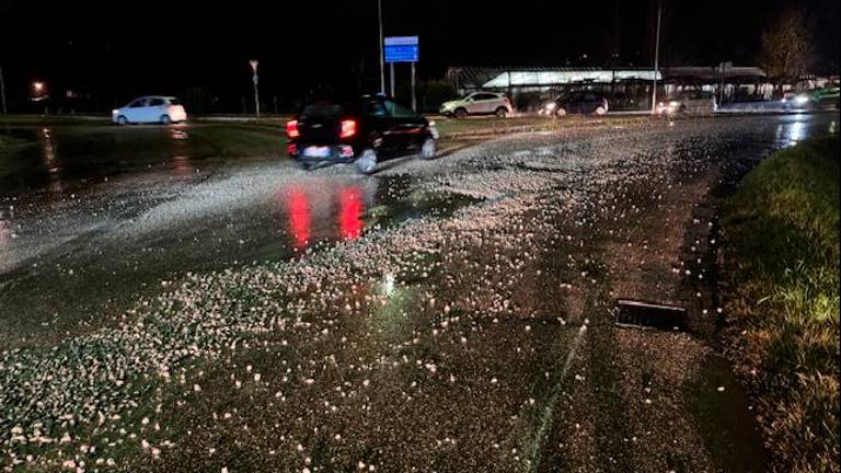 Carico di ghiaia perduto da un camion: sos nel traffico della via Emilia a Diegaro FOTOGALLERY