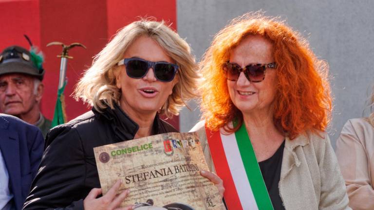 Stefania Battistini premiata nel 2022 a Conselice dalla sindaca Paola Pula (foto Fiorentini)