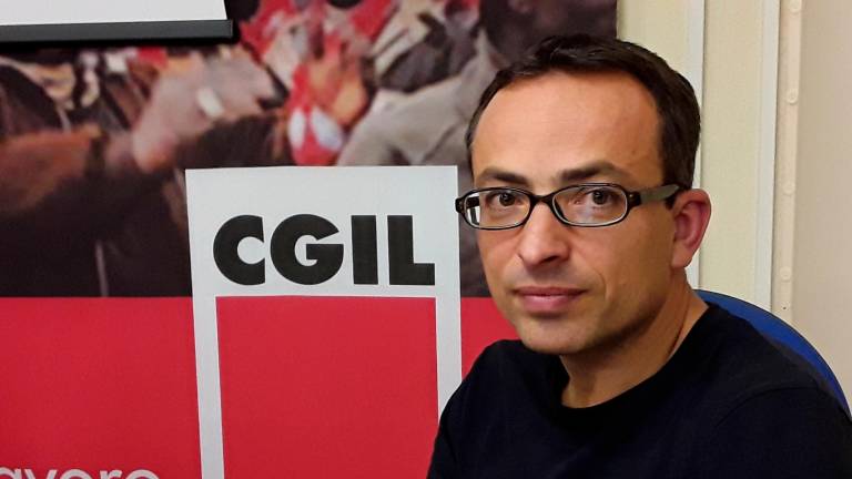 A sinistra, lavoratori della Scm: circa 1.000 su 1.900 sono in cassa integrazione. A destra il segretario provinciale Fiom-Cgil Daniele Baiesi