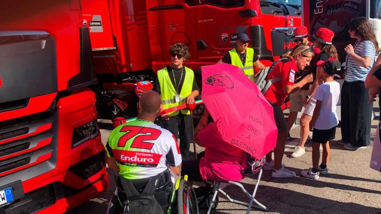 MotoGp a Misano, sole e bella cornice di pubblico sul paddock, Dovizioso gettonatissimo per i selfie VIDEO GALLERY