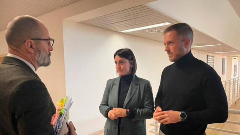 Federica e Marco Pirini con l’avvocato Piero Venturi, di spalle