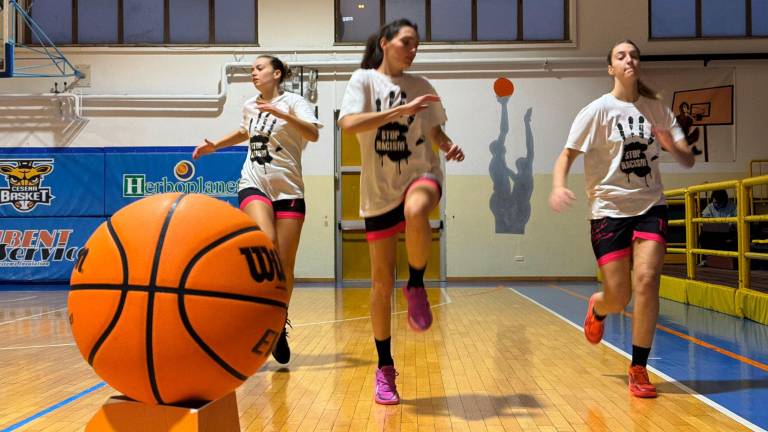 Insulti razzisti alla gara basket, la risposta dal parquet di Cesena e Rimini VIDEO