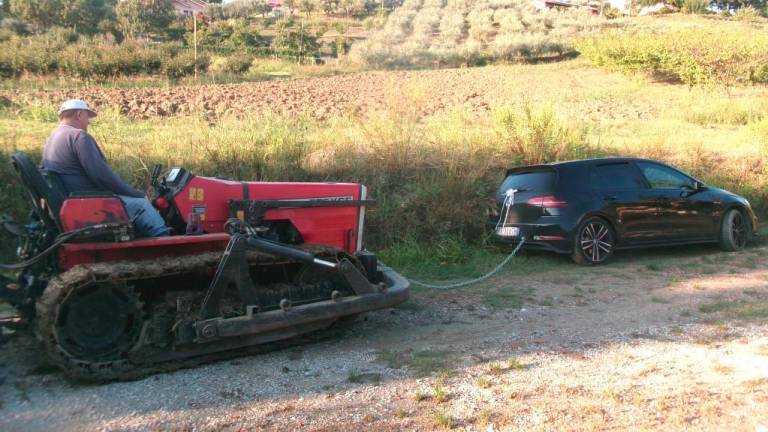 Longiano, la strada del navigatore non c’è: coppia elegante per matrimonio bloccata nel fango e salvata da trattore