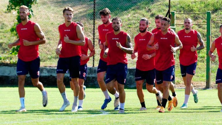 Christian Langella a centro gruppo durante l’allenamento sul campo di Frontone