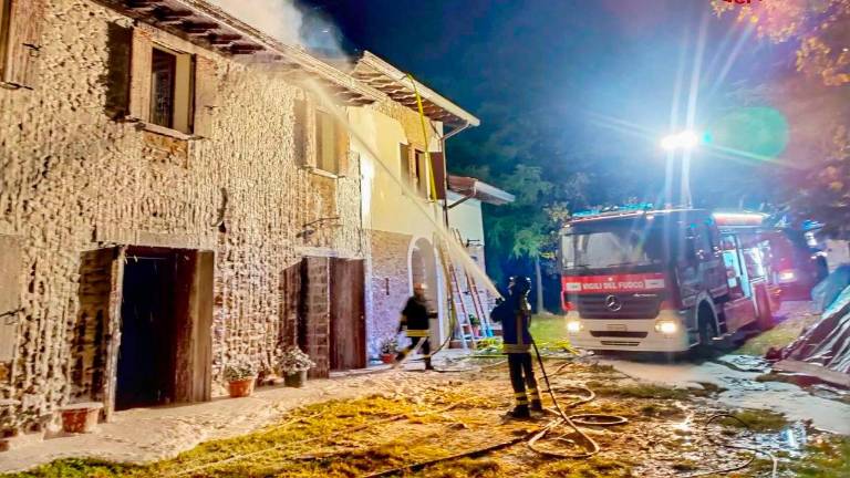 I vigili del fuoco durante le operazioni di spegnimento delle fiamme