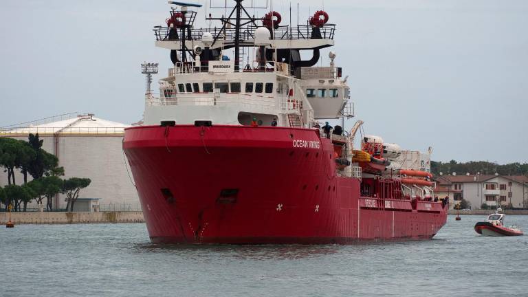 La nave Ocean Viking non arriverà a Ravenna: i 48 migranti sbarcati a Brindisi